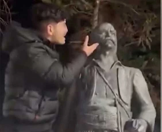 Βεβήλωση αγάλματος Αντώνη Κατσαντώνη