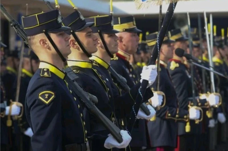 ΑΞΙΩΜΑΤΙΚΟΣ ή “πολιτικός”;