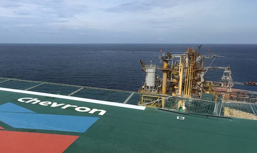 Πολύ μακριά νυχτωμένοι…