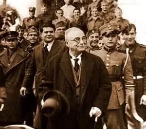 Μεταξάς - Στην είσοδο του ξενοδοχείου Μεγάλη Βρετανία