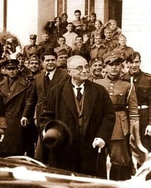 Μεταξάς - Στην είσοδο του ξενοδοχείου Μεγάλη Βρετανία