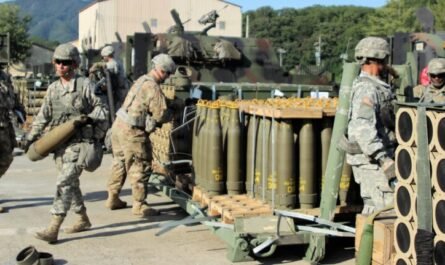 Αμερικανοί Στρατιώτες φορτώνουν πυρομαχικά