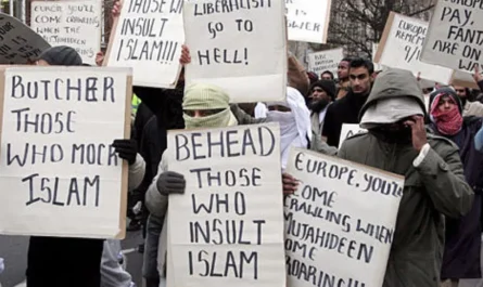 Θεός σφαγών και βιασμών