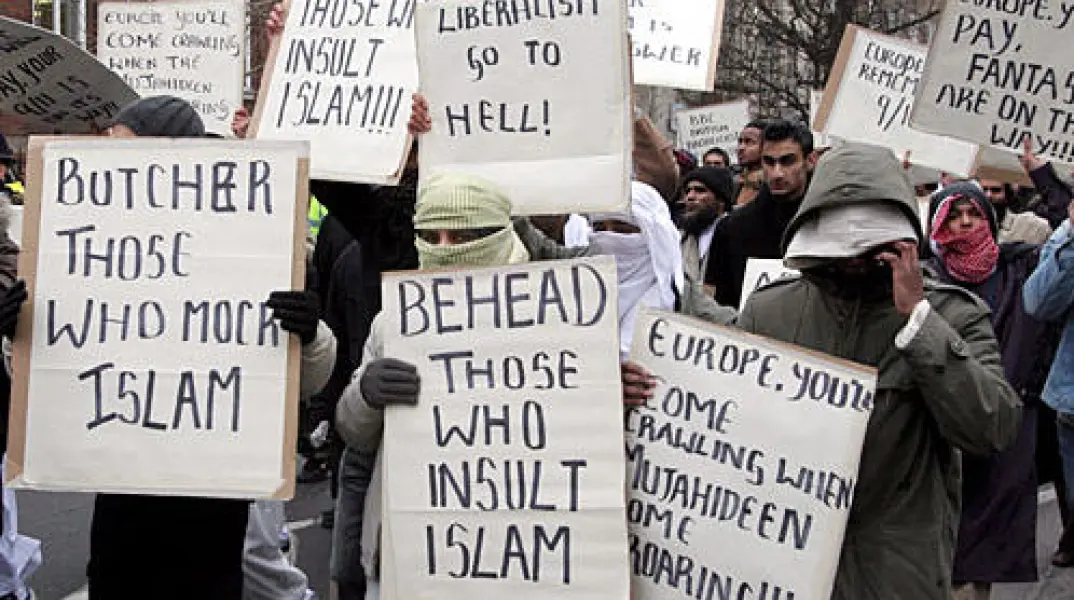 Θεός σφαγών και βιασμών