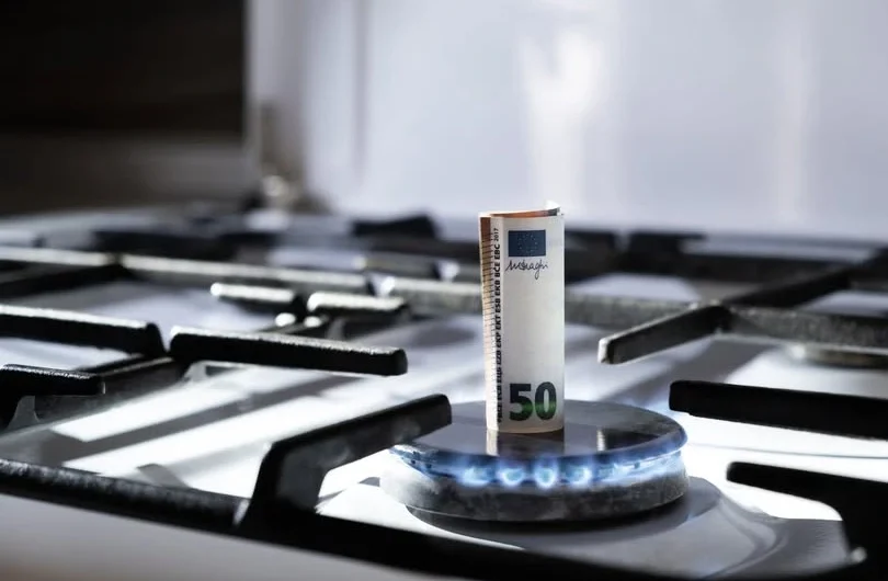 Ξημερώματα, μοιράζεις επιδόματα…