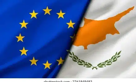 Η Ευρώπη χωρίς καμία αξιοπιστία, Ευρωπαϊκή και Κυπριακή σημαία