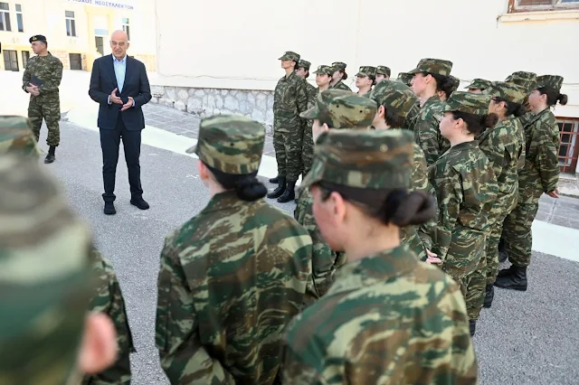 Η φαεινή ιδέα του κυρίου Δένδια, και οι γυναίκες εθελόντριες 3 Οι γυναίκες εθελόντριες του Δένδια