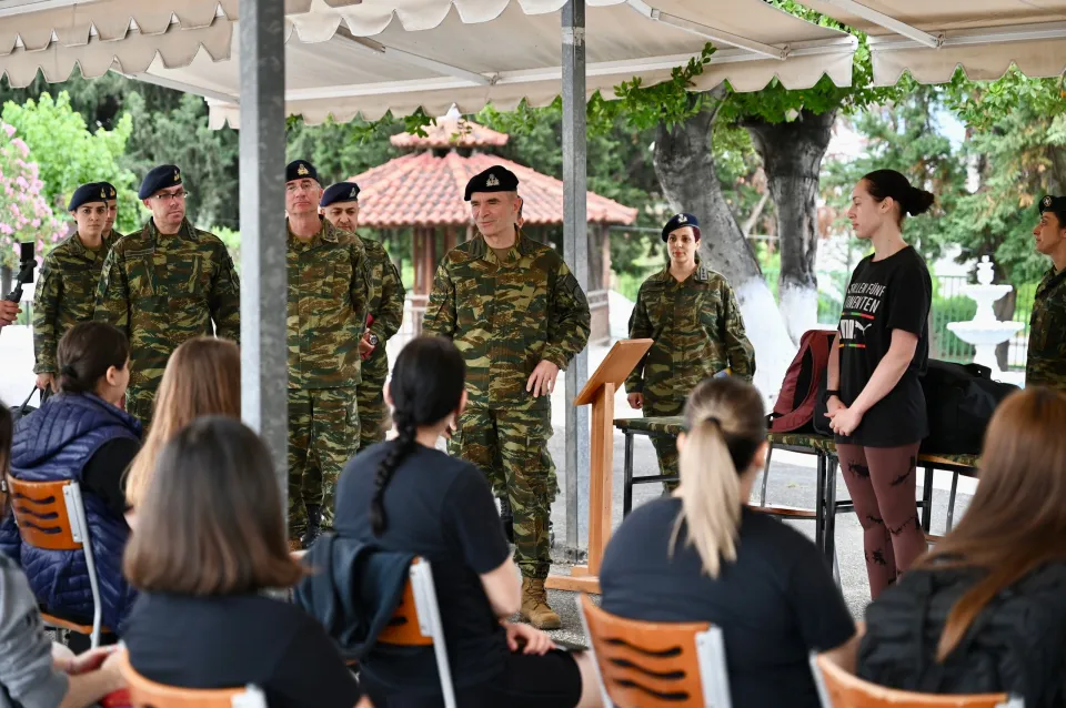 Η φαεινή ιδέα του κυρίου Δένδια, και οι γυναίκες εθελόντριες 2 Οι γυναίκες εθελόντριες και ο ΑΓΕΣ